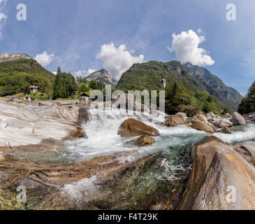 La Svizzera, Europa, Lavertezzo, Ticino, rapido, sul fiume Verzasca, paesaggio, acqua, estate, montagne, colline, Foto Stock