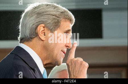 Berlino, Germania. 22 ottobre, 2015. Il Segretario di Stato americano John Kerry offre un commento sul conflitto in Medio Oriente nel corso di una conferenza stampa con il ministro degli esteri tedesco Frank-Walter Steinmeier (invisibile) presso la Federal Foreign Office di Berlino (Germania), 22 ottobre 2015. Foto: MICHAEL KAPPELER/dpa/Alamy Live News Foto Stock