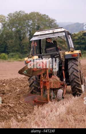 L'agricoltore al volante della sua 1983 trattore Marshall con Kverneland aratro competere nel Nord Est Hants agricola Associati Foto Stock