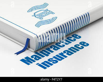 Concetto di assicurazione: prenotare auto e Palm, malversazioni assicurazione su sfondo bianco Foto Stock