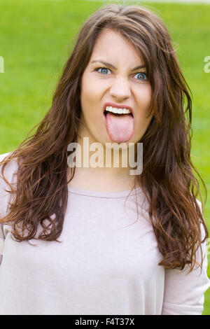 La ragazza con la lingua fuori Foto Stock