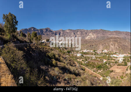 Spagna, Europa San Bartolome de Tirajana, Gran Canaria, Isole Canarie, bianco-lavato village, montagne, paesaggio, estate, moun Foto Stock