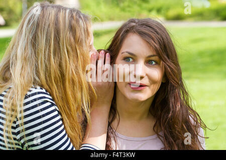 Ragazza raccontare news Foto Stock