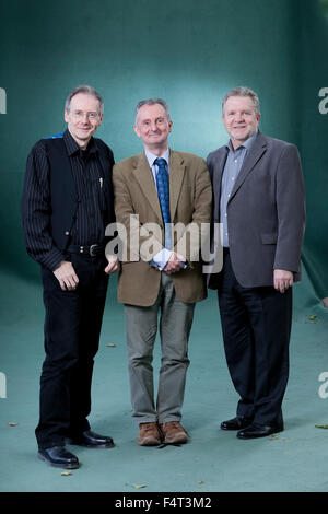 David Alexander (sinistra), Illustrator, John McShane (centro), autore scozzese e Jerry Brannigan, Scottish autore al Edinburgh International Book Festival 2015. Edimburgo. Il 31 agosto 2015 Foto Stock