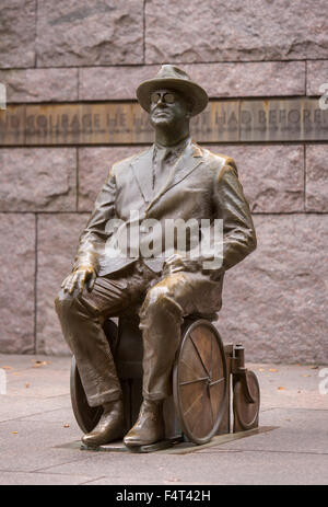 WASHINGTON, DC, Stati Uniti d'America - Franklin Roosevelt Memorial. Statua di bronzo di FDR in sedia a rotelle. Foto Stock