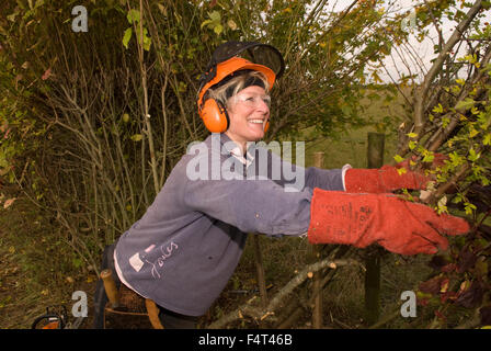 L'unico concorrente di sesso femminile di prendere parte all'annuale Hampshire Hedgelaying campionati, Medstead, vicino a Alton, HAMPSHIRE, Regno Unito. Foto Stock