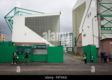 Ventole fanno il loro cammino verso la terra in Easter Road Stadium prima del campionato scozzese match tra Hibernian e visitatori Alloa Athletic. La squadra di casa ha vinto il gioco da 3-0, sorvegliato da una folla di 7,774. È stato il club di Edimburgo la seconda stagione nel secondo livello del calcio scozzese a seguito di una loro retrocessione dalla Premiership nel 2013-14. Foto Stock