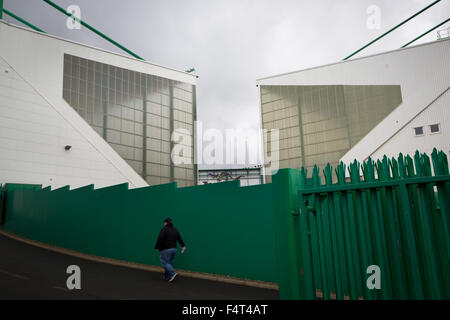 Un ventilatore che fa il suo cammino verso la East Stand ad Easter Road Stadium prima del campionato scozzese match tra Hibernian e visitatori Alloa Athletic. La squadra di casa ha vinto il gioco da 3-0, sorvegliato da una folla di 7,774. È stato il club di Edimburgo la seconda stagione nel secondo livello del calcio scozzese a seguito di una loro retrocessione dalla Premiership nel 2013-14. Foto Stock