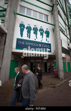 Ventole rendendo il loro modo in passato i famosi cinque Stand ad Easter Road Stadium prima del campionato scozzese match tra Hibernian e visitatori Alloa Athletic. La squadra di casa ha vinto il gioco da 3-0, sorvegliato da una folla di 7,774. È stato il club di Edimburgo la seconda stagione nel secondo livello del calcio scozzese a seguito di una loro retrocessione dalla Premiership nel 2013-14. Foto Stock