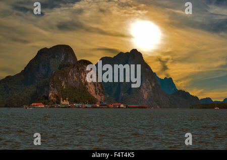 Ko Panyi paesino di pescatori a Phang Nga Bay in Thailandia Foto Stock