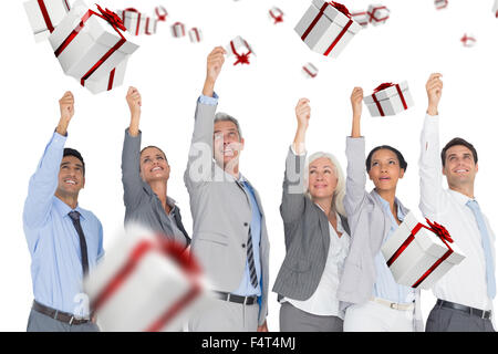 Immagine composita di sorridere la gente di affari alzando le mani Foto Stock