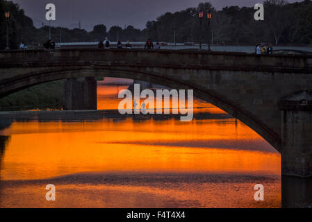 L'Europa, Italia, Toscana, Toscana, Firence, Firenze, il ponte sul fiume Arno al tramonto Foto Stock