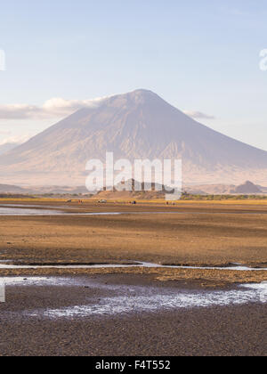 Ol Doinyo Lengai (montagna di Dio nel Maasai language), un vulcano attivo nel nord della Tanzania, visto dal lago essiccato N Foto Stock
