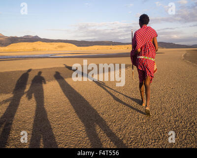 Guida Masai che portano i turisti a visitare il Lago Natron nel nord della Tanzania, Africa, a sunrise. Foto Stock