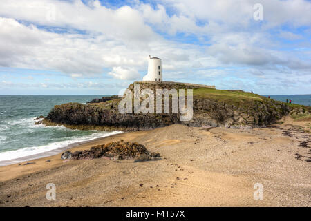 Il vecchio faro in disuso sull isola di Llanddwyn Anglesey North Wales Foto Stock