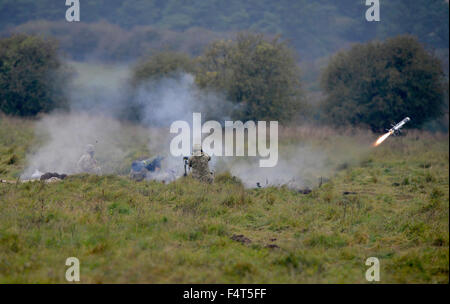 Esercito britannico dimostrare la cottura di un giavellotto anti-serbatoio arma sulla Piana di Salisbury, Wiltshire, Inghilterra, Regno Unito Foto Stock