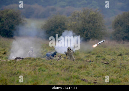 Esercito britannico dimostrare la cottura di un giavellotto anti-serbatoio arma sulla Piana di Salisbury, Wiltshire, Inghilterra, Regno Unito Foto Stock