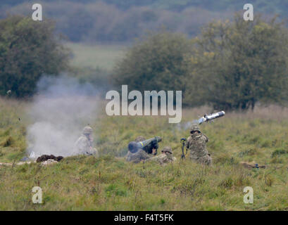 Esercito britannico dimostrare la cottura di un giavellotto anti-serbatoio arma sulla Piana di Salisbury, Wiltshire, Inghilterra, Regno Unito Foto Stock