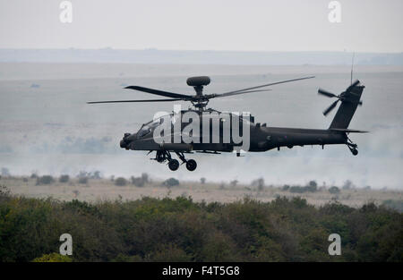 Elicottero Apache gunship in azione durante l'esercito britannico potenza di fuoco dimostrazione a Larkhill su Salisbury Plain, Gran Bretagna, Regno Unito Foto Stock