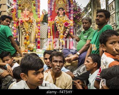 Yangon, Divisione di Yangon, Myanmar. 22 ottobre, 2015. Gli indù a Yangon partecipare a una processione di Navratri di Sri Kali Tempio. Navratri, letteralmente ''nove notti'' è un festival indù dedicato alla dea Durga. Festival di Navratri combina rituale puja (la preghiera e il digiuno. Navratri in India segue il calendario lunare e si celebra nel mese di settembre/ottobre come Sharad Navratri. È ampiamente celebrato nei paesi del sud-est asiatico che hanno grandi comunità indù, compreso il Myanmar (Birmania). Molti di Myanmar's indù sono discendenti di indiani funzionari e operai che è venuto a Myanmar Foto Stock