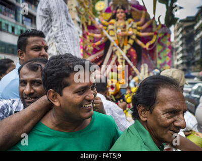 Yangon, Divisione di Yangon, Myanmar. 22 ottobre, 2015. Gli indù a Yangon partecipare a una processione di Navratri di Sri Kali Tempio. Navratri, letteralmente ''nove notti'' è un festival indù dedicato alla dea Durga. Festival di Navratri combina rituale puja (la preghiera e il digiuno. Navratri in India segue il calendario lunare e si celebra nel mese di settembre/ottobre come Sharad Navratri. È ampiamente celebrato nei paesi del sud-est asiatico che hanno grandi comunità indù, compreso il Myanmar (Birmania). Molti di Myanmar's indù sono discendenti di indiani funzionari e operai che è venuto a Myanmar Foto Stock