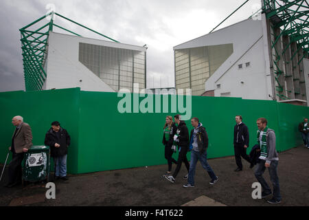 Ventole rendendo il loro modo in passato i famosi cinque Stand (a destra) e l'Oriente Stand ad Easter Road Stadium prima del campionato scozzese match tra Hibernian e visitatori Alloa Athletic. La squadra di casa ha vinto il gioco da 3-0, sorvegliato da una folla di 7,774. È stato il club di Edimburgo la seconda stagione nel secondo livello del calcio scozzese a seguito di una loro retrocessione dalla Premiership nel 2013-14. Foto Stock