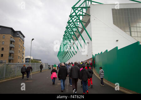 Ventole fanno il loro cammino verso Oriente Stand ad Easter Road Stadium prima del campionato scozzese match tra Hibernian e visitatori Alloa Athletic. La squadra di casa ha vinto il gioco da 3-0, sorvegliato da una folla di 7,774. È stato il club di Edimburgo la seconda stagione nel secondo livello del calcio scozzese a seguito di una loro retrocessione dalla Premiership nel 2013-14. Foto Stock