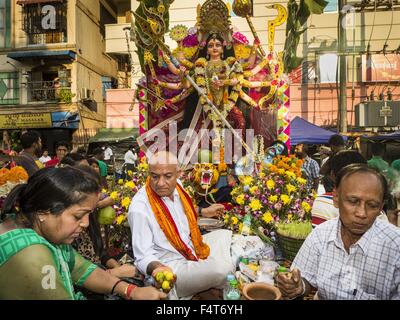 Yangon, Divisione di Yangon, Myanmar. 22 ottobre, 2015. Gli indù a Yangon partecipare a una processione di Navratri di Sri Kali Tempio. Navratri, letteralmente ''nove notti'' è un festival indù dedicato alla dea Durga. Festival di Navratri combina rituale puja (la preghiera e il digiuno. Navratri in India segue il calendario lunare e si celebra nel mese di settembre/ottobre come Sharad Navratri. È ampiamente celebrato nei paesi del sud-est asiatico che hanno grandi comunità indù, compreso il Myanmar (Birmania). Molti di Myanmar's indù sono discendenti di indiani funzionari e operai che è venuto a Myanmar Foto Stock