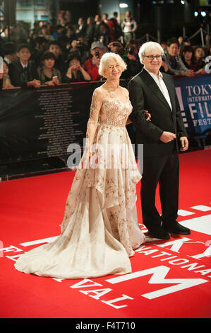 Un Inglese attrice Helen Mirren e direttore Simon Curtis frequentare il tappeto rosso Ricevimento di apertura per la ventottesima Tokyo International Film Festival a Roppongi Hills Arena di Roppongi, Tokyo Giappone giovedì il 22 ottobre 2015. Foto Stock