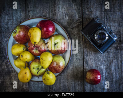 Ottobre 19, 2015 - antiquariato foto fotocamera, pere e mele su legno sfondo di resistenza agli agenti atmosferici (credito Immagine: © Igor Goiovniov via ZUMA filo) Foto Stock