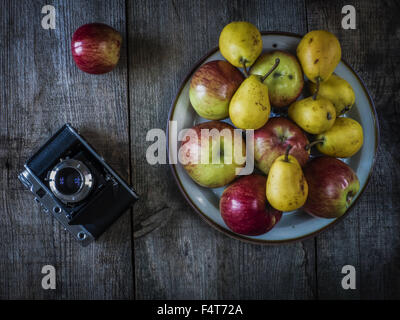 Ottobre 19, 2015 - antiquariato foto fotocamera, pere e mele su legno sfondo di resistenza agli agenti atmosferici (credito Immagine: © Igor Goiovniov via ZUMA filo) Foto Stock