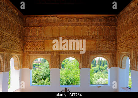 Sala del Generalife, La Alhambra, con vista sui giardini Foto Stock