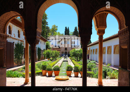 Vista attraverso gli archi del Generalife nell'Alhambra, all'acqua giardino cortile. Foto Stock