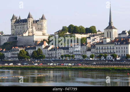 Lo Chateau, Eglise Saint-Pierre e la città di Saumur dall'ile de Milocheau e attraverso il fiume Loira Foto Stock