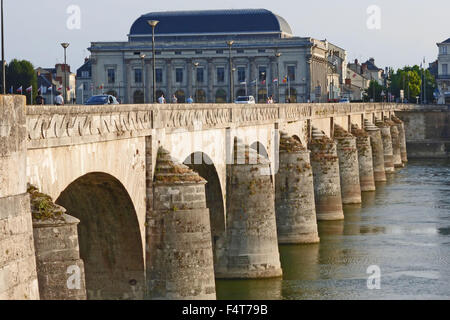 Il Pont Cessart oltre il fiume Loira e il Teatro Comunale a Saumur, Francia Foto Stock