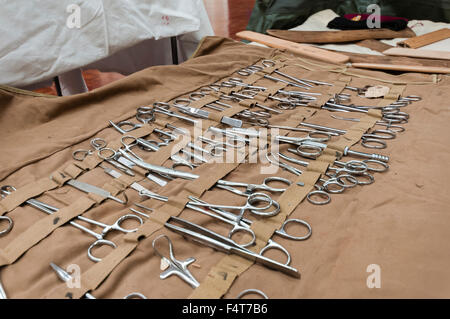 Ampia selezione di acciaio inossidabile apparecchiature chirurgiche, compresi Magill e forcipe di arteria, pinzette, retrattori in rotolo di tela Foto Stock