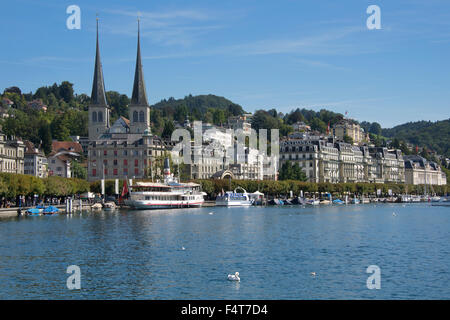 Guglie gemelle chiesa di San Leodegar e Lakeside Quay nazionale Lago di Lucerna svizzera Foto Stock