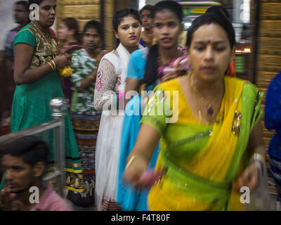 Yangon, Divisione di Yangon, Myanmar. 22 ottobre, 2015. Gli indù partecipare a una processione in onore della dea Durga all'ultimo giorno di Navratri in Sri Kali tempio in Yangon. Navratri, letteralmente ''nove notti'' è un festival indù dedicato alla dea Durga. Festival di Navratri combina rituale puja (la preghiera e il digiuno. Navratri in India segue il calendario lunare e si celebra nel mese di settembre/ottobre come Sharad Navratri. È ampiamente celebrato nei paesi del sud-est asiatico che hanno grandi comunità indù, compreso il Myanmar (Birmania). Molti di Myanmar's indù sono discendenti di indiani ci Foto Stock