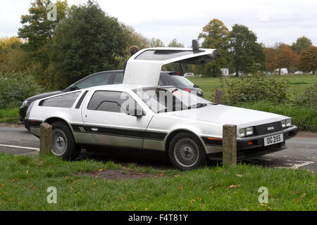 Wimbledon Londra,UK. Il 22 ottobre 2015. Un vintage Delorean auto simile a quella presente in American Film di fantascienza Ritorno al futuro viene avvistato su Wimbledon Common. Credito: amer ghazzal/Alamy Live News Foto Stock