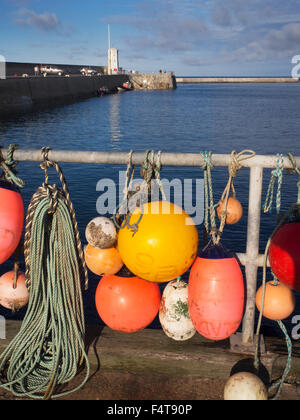 Galleggianti e funi sulle ringhiere presso il porto di Seahouses Northumberland Inghilterra Foto Stock