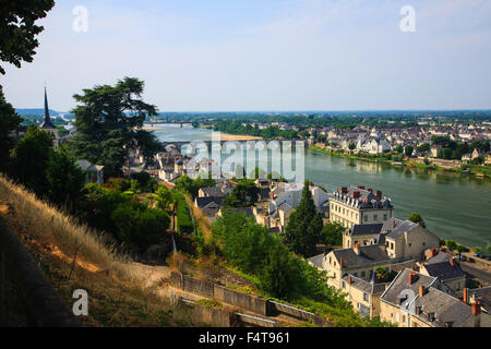 Saumur e il fiume Loira da vicino il Chateau de Saumur sopra la città con la Ile de Milocheau raggiunta dal Pont Cessart Foto Stock