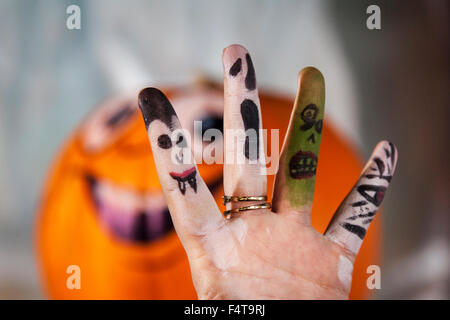 Southport, Regno Unito. 22 ottobre, 2015. Klaudia Nowakowska prepara per happy Halloween come la città si trasforma in Spookport, nel Regno Unito la più grande festa di Halloween. Pleasureland il personale e gli studenti di Hugh Baird College, sono state trasformate in felice e spaventose figure per dare un assaggio di ciò che è in serbo per divertimento-in cerca di famiglie al complesso di intrattenimento durante la settimana di festa. La città di entrare nei "acquavite" delle cose con una parata spooky come i bambini e gli adulti dress up e competere in costume, concorsi per la parata di sabato prossimo. © Cernan Elias/AlamyLiveNews Foto Stock