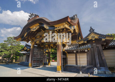 Giappone, città di Kyoto e il Castello di Nijo, Palazzo Ninomaru, Gate Kara-Mon Foto Stock