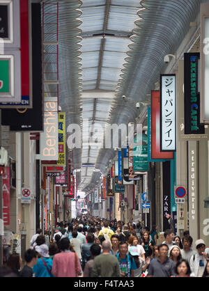 Giappone, città di Osaka, Dotombori Area, strada dello shopping Foto Stock