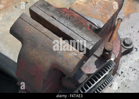 Vecchio usato morsa da banco in ghisa Foto Stock