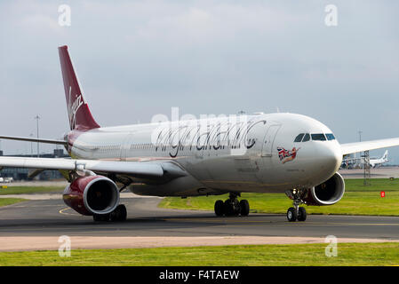 Virgin Atlantic Airways Airbus A330-343 aereo di linea G-VNYC rullaggio per la partenza all'Aeroporto Internazionale di Manchester Inghilterra England Regno Unito Foto Stock