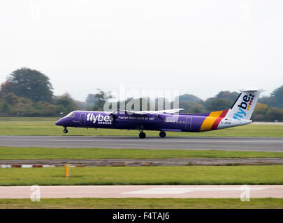 Flybe compagnia aerea Bombardier DASH8-Q400 aereo di linea G-JEDU tenendo fuori all'Aeroporto di Manchester Inghilterra England Regno Unito Regno Unito Foto Stock