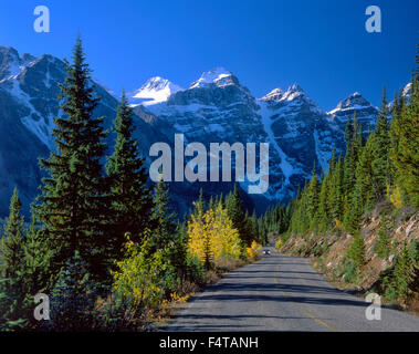 Strada per il Lago Moraine in autunno, Banff National Park, Alberta, Canada Foto Stock