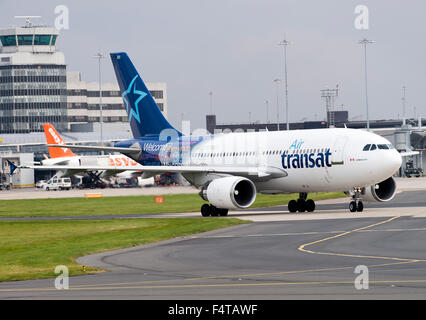 Air Transat compagnia Airbus A310-304 aereo di linea di rullaggio per la partenza all'Aeroporto Internazionale di Manchester Inghilterra England Regno Unito Regno Unito Foto Stock