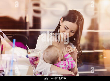 La madre di allattamento al seno il suo bambino Foto Stock